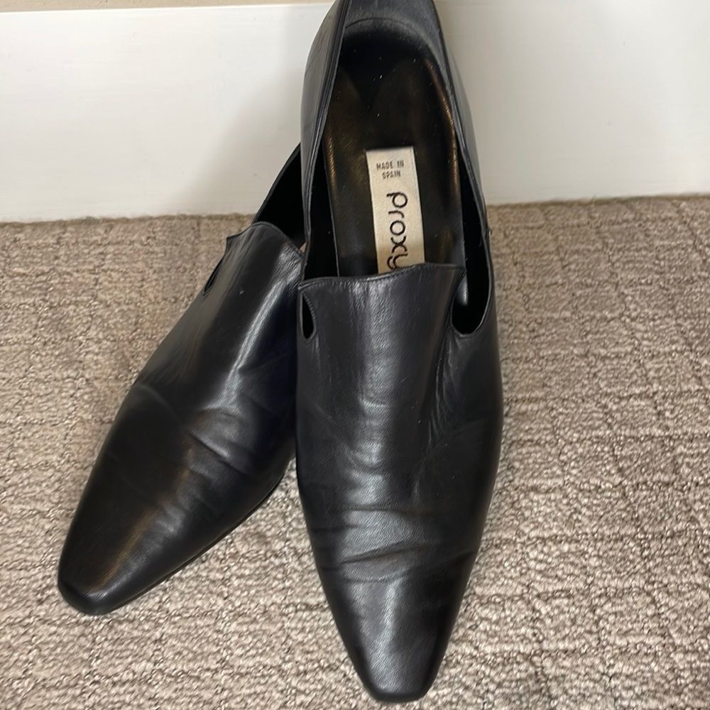 Black Flats with Sleek Pointed Toe and Minimalist Design